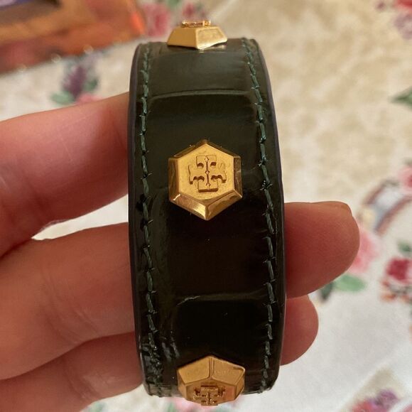 TORY BURCH LEATHER EMBOSSED GOLD MILLER LOGO BANGLE BRACELET NEW WITH BAG - Picture 6 of 13